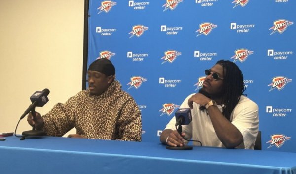 赛后雷霆球员杰伦-威廉姆斯和多超越席了新闻发布会体育赛事直播