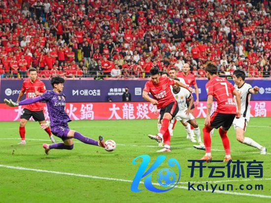 成都蓉城队球员杨帅（左三）在比赛中射门体育录像/图片