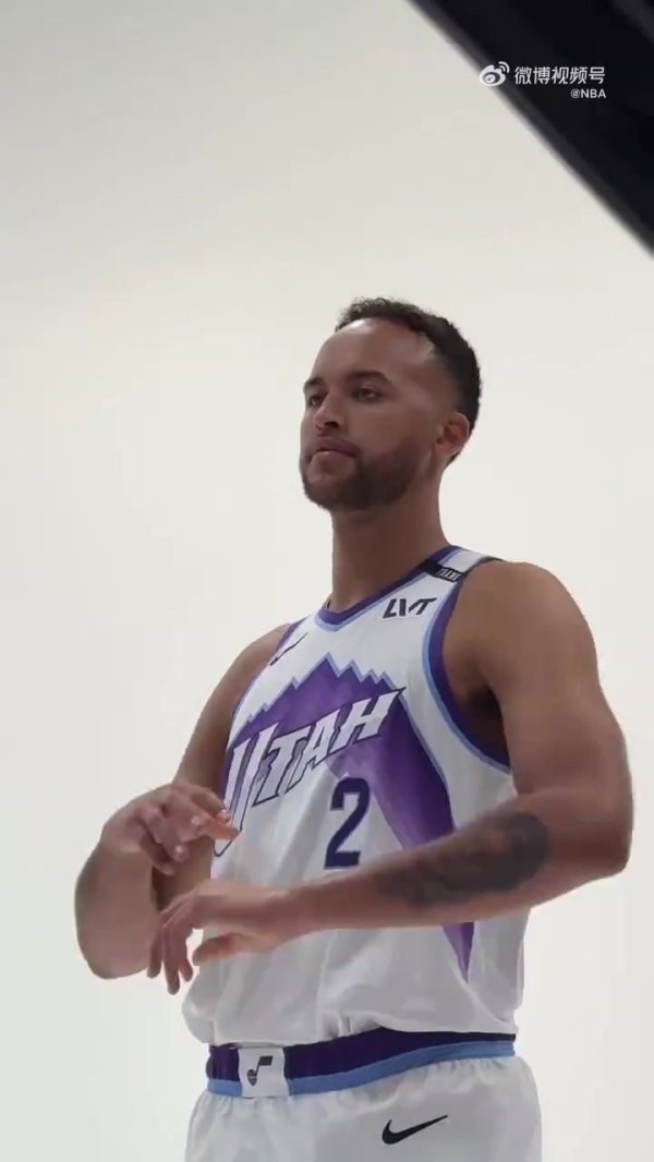 两东谈主分辨身披2号与42号战袍体育集锦