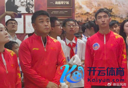 世东说念主安身于两侧的雕饰墓碑前让球网体育信息